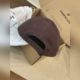 Новая модель бейсболки PRADA с вышитым