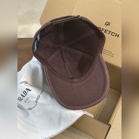 Новая модель бейсболки PRADA с вышитым
