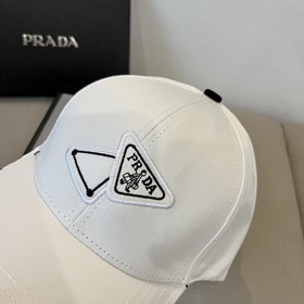 Новая классическая бейсболка PRADA — в