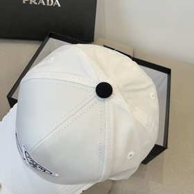 Новая классическая бейсболка PRADA — в
