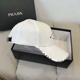 Новая классическая бейсболка PRADA — в