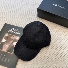 Бейсболка Prada из высококачественного