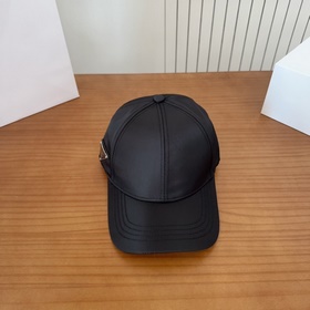 Новая бейсболка Prada из коллекции «Ра