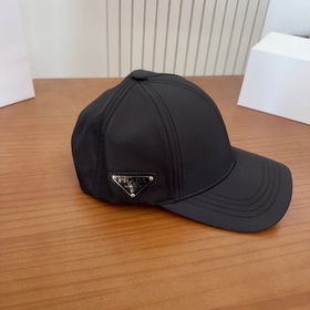 Новая бейсболка Prada из коллекции «Ра