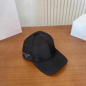 Новая бейсболка Prada из коллекции «Ра