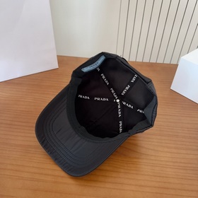 Новая бейсболка Prada из коллекции «Ра