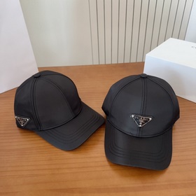 Новая бейсболка Prada из коллекции «Ра