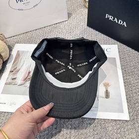 Бейсболка Prada с треугольным логотип