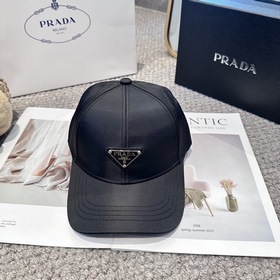 Бейсболка Prada с треугольным логотип