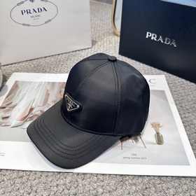 Бейсболка Prada с треугольным логотип