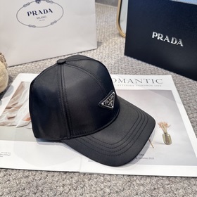 Бейсболка Prada с треугольным логотип