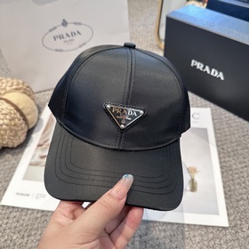 Бейсболка Prada с треугольным логотип