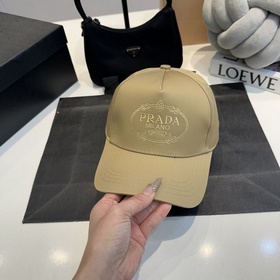 Новая бейсболка Prada, изготовленная п