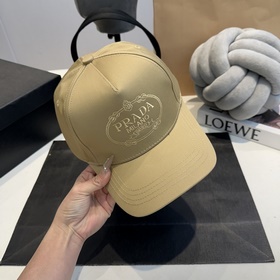 Новая бейсболка Prada, изготовленная п