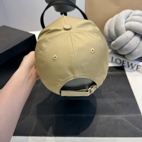 Новая бейсболка Prada, изготовленная п