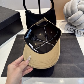 Новая бейсболка Prada, изготовленная п