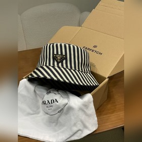 Рыбацкая кепка Prada в полоску