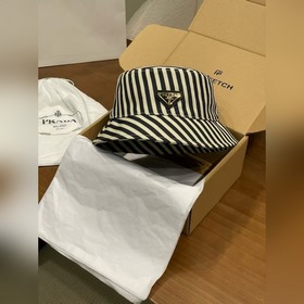 Рыбацкая кепка Prada в полоску
