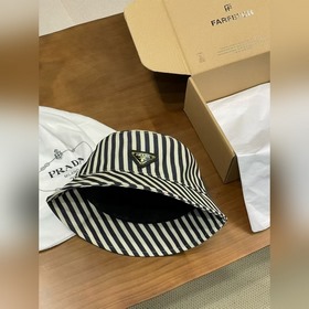 Рыбацкая кепка Prada в полоску