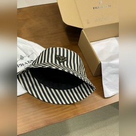 Рыбацкая кепка Prada в полоску
