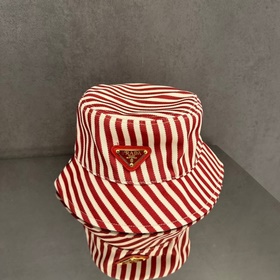 Классическая рыбацкая кепка Prada с тр