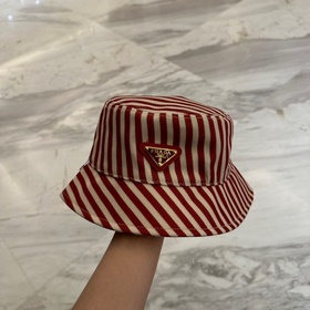 Классическая рыбацкая кепка Prada с тр