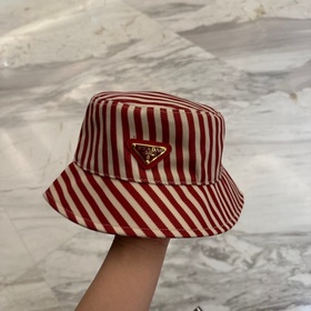 Классическая рыбацкая кепка Prada с тр