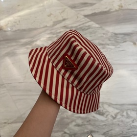 Классическая рыбацкая кепка Prada с тр