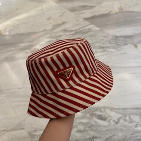 Классическая рыбацкая кепка Prada с тр