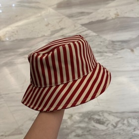 Классическая рыбацкая кепка Prada с тр