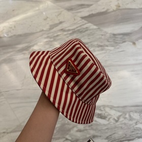 Классическая рыбацкая кепка Prada с тр
