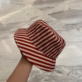 Классическая рыбацкая кепка Prada с тр
