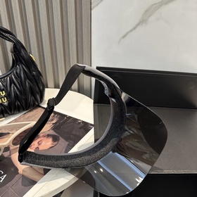 Хит продаж： новая модель кепки Prada с