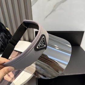 Хит продаж： новая модель кепки Prada с