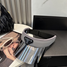 Хит продаж： новая модель кепки Prada с