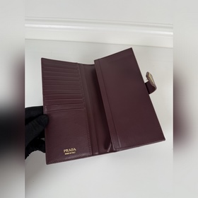 Новейший кожаный кошелек PRADA с треуг