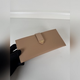 Этот элегантный изысканный кошелек бол