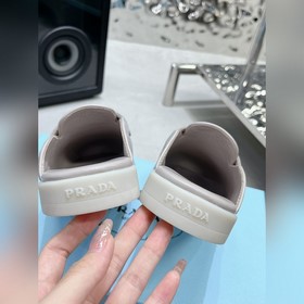 PRADA Пара модных лоферов-сандалий PR