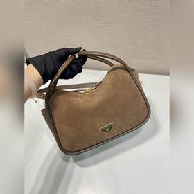 Новинка 1BA451 из вельвета. Эта сумка
