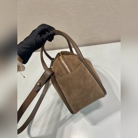 Новинка 1BA451 из вельвета. Эта сумка