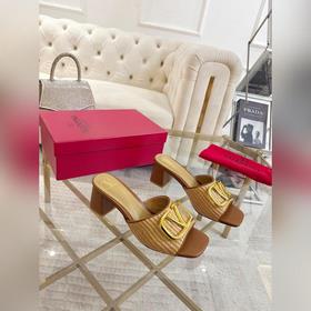 Valentino Коллекция с безупречными пл