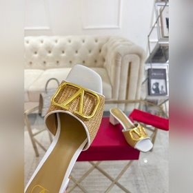 Valentino Коллекция с безупречными пл
