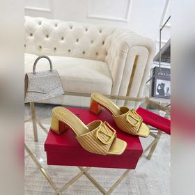 Valentino Коллекция с безупречными пл