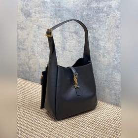 Обновленная версия сумки Hobo от YSL： 