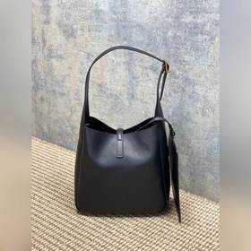 Обновленная версия сумки Hobo от YSL： 