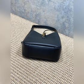 Обновленная версия сумки Hobo от YSL： 