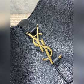 Обновленная версия сумки Hobo от YSL： 