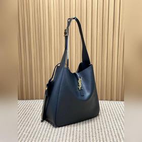 Обновленная версия сумки Hobo от YSL： 
