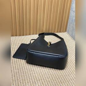 Обновленная версия сумки Hobo от YSL： 
