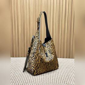 Сумка YSL Jamie Hobo выполнена в класс